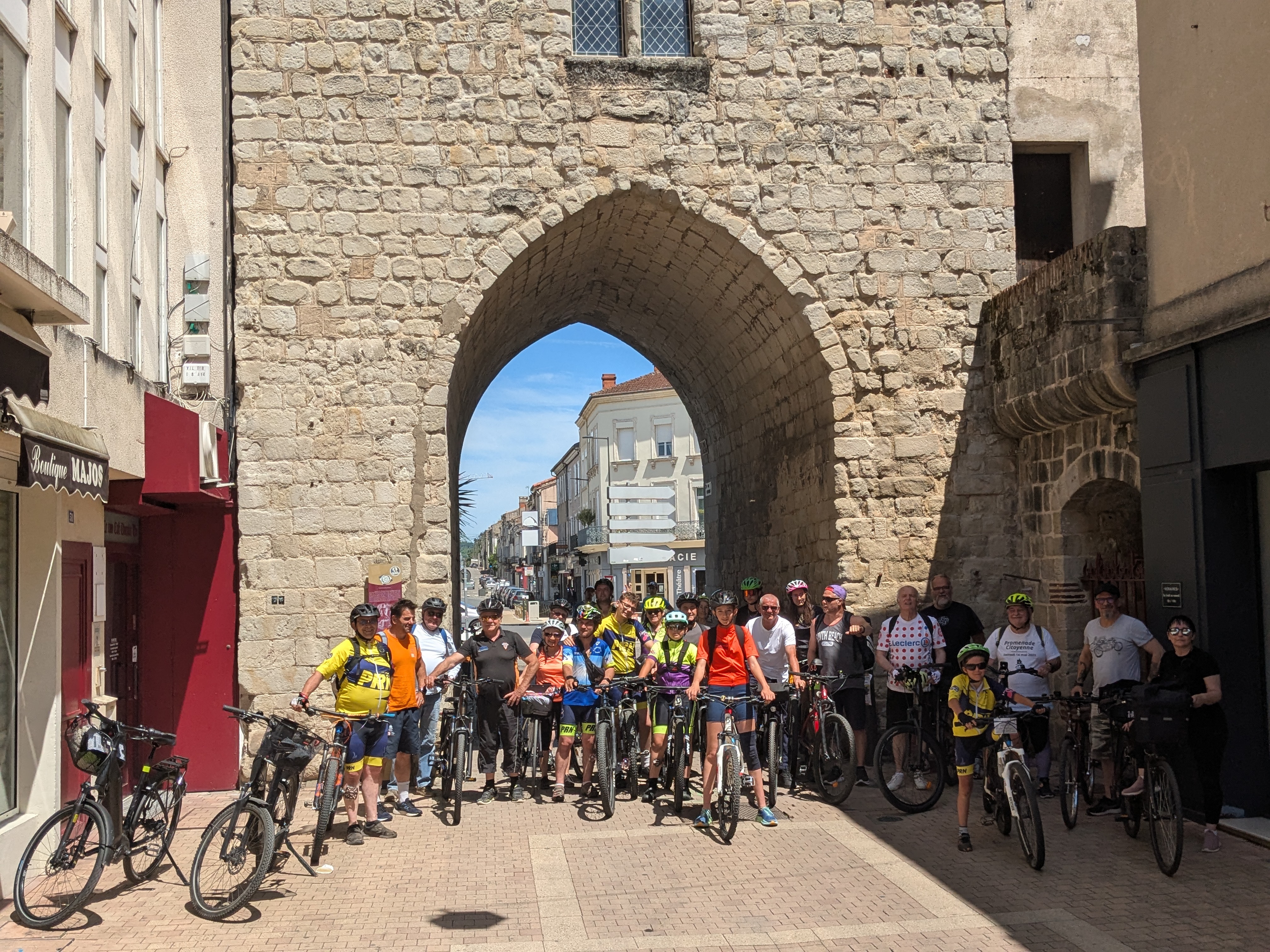 Groupe de cyclistes devant la tour de Paris